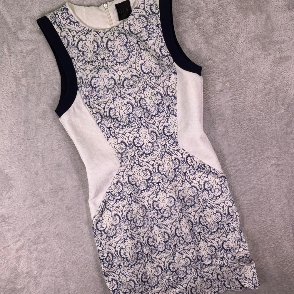 G.I.N Women's Sleeveless Bodycon Dress Size 6 Blue White Floral Colorblock Chic
